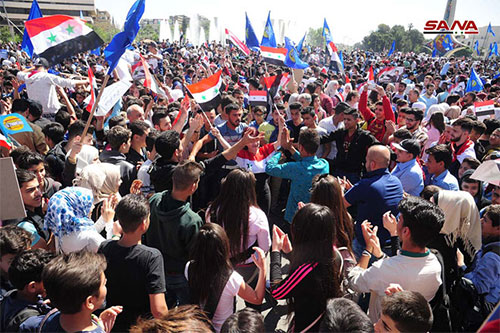 Gran concentración siria en la emblemática plaza Omeya en Damasco